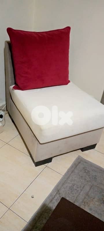 3 sofas and a table 1