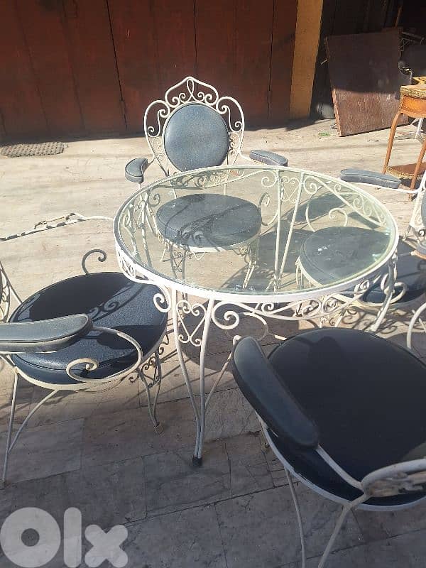 طاولة مع ٤ كراسي فيرفورجي انتيك قديم مميز جدا 1