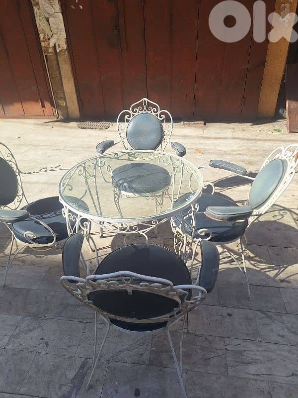 طاولة مع ٤ كراسي فيرفورجي انتيك قديم مميز جدا 2