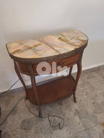 طاولة مميزة ناعمة مع جارور وجه رخام اونكس ايطالي