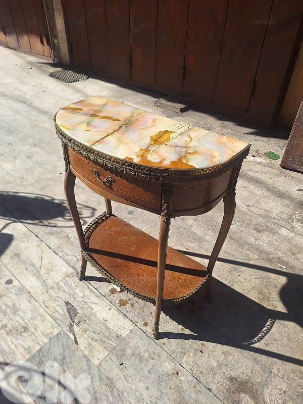 طاولة مميزة ناعمة مع جارور وجه رخام اونكس ايطالي 1