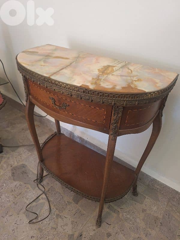 طاولة مميزة ناعمة مع جارور وجه رخام اونكس ايطالي 2