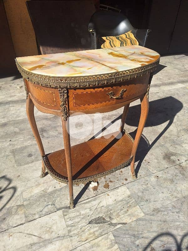 طاولة مميزة ناعمة مع جارور وجه رخام اونكس ايطالي 3