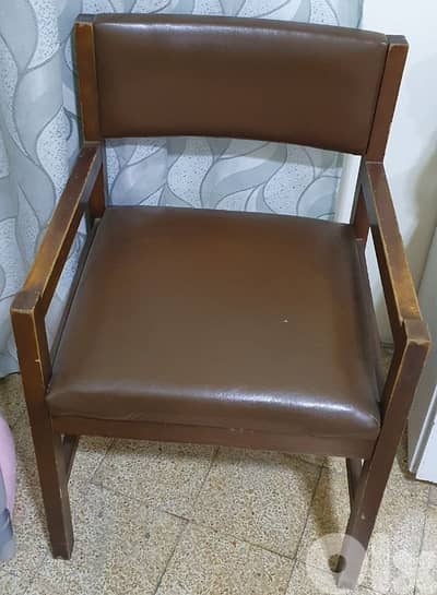 كرسي  خشب  جلد  عدد ١  نضيف  ٧ دولار  بيروت ٠٣٧٢٣٨٩٥