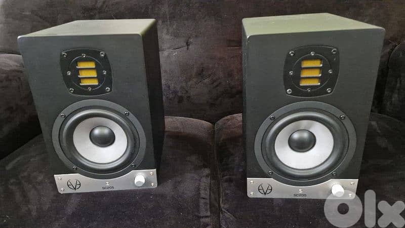 EVE audio sc205 studio monitors 1