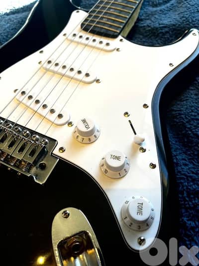 Electric Guitar + Amplifier + Case and Jack cable