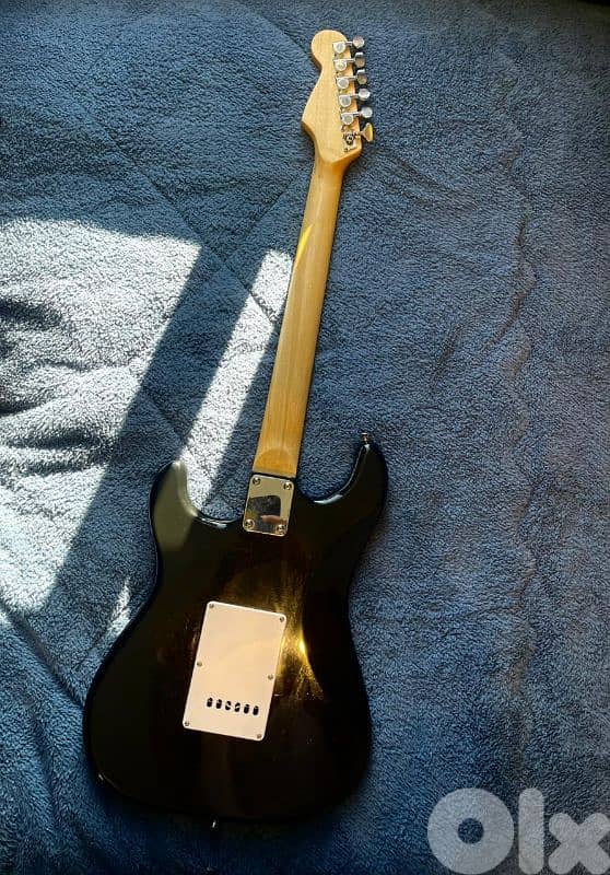 Electric Guitar + Amplifier + Case and Jack cable 2