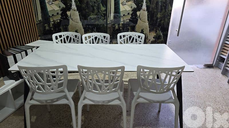 ceramic table with chairs. طاولة سيراميك مع ٦ كراسي 1
