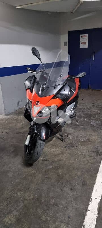 aprilia sr max 300