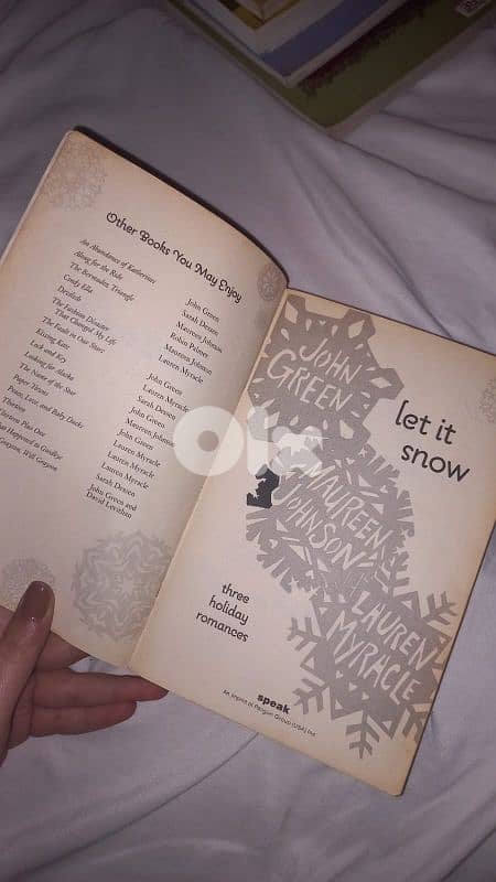 Let it snow by John Green , Maureen Johnson and Lauren Myracle 1