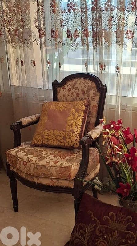 living room and 2 saloons  and accessories for sale 6