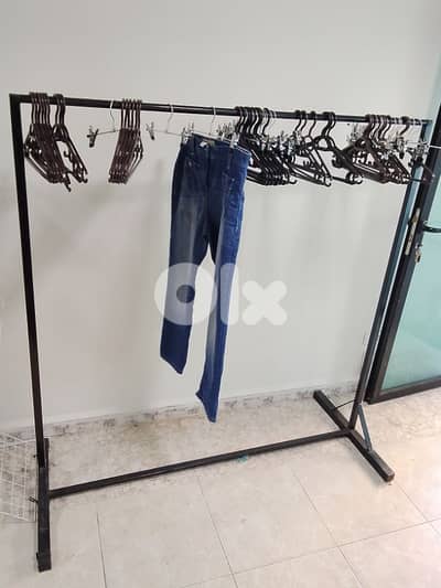 ستاند حديد ١٤٠ سم ارتفاع ١٤٢ سم عرض