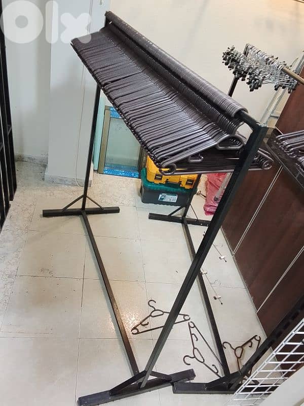 ستاند حديد ١٤٠ سم ارتفاع ١٤٢ سم عرض 1