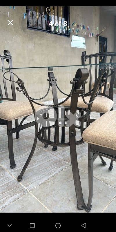 طاولة و ٤ كراسي