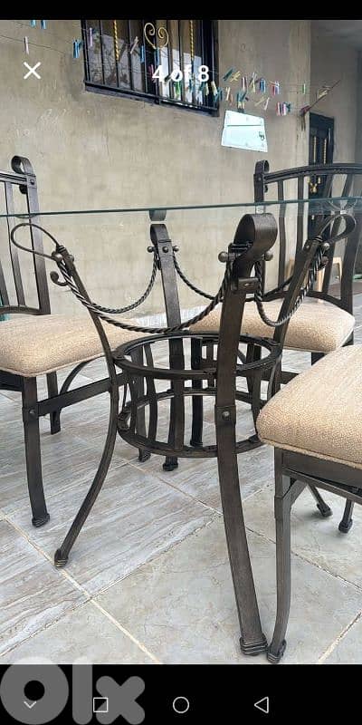 طاولة و ٤ كراسي 1