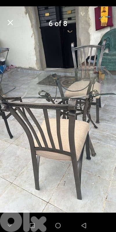 طاولة و ٤ كراسي 4