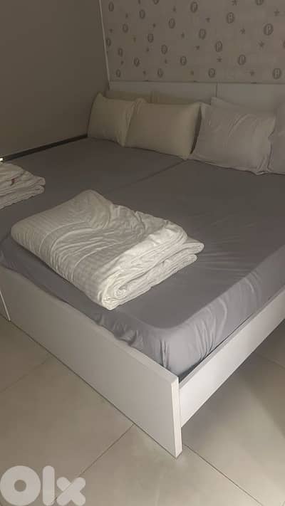 تختين مع فرشات مع كومود مع شفنيره ومرايه