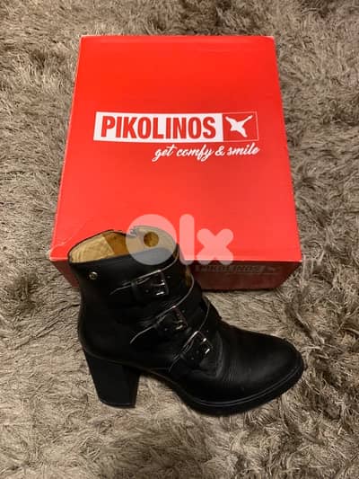 Pikolinos black shoes for women