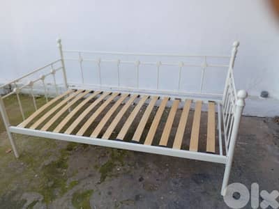 تخت akia  شبه جديد مع فرشي