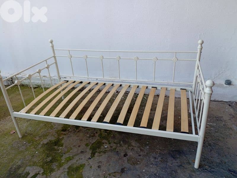 تخت akia  شبه جديد مع فرشي 1