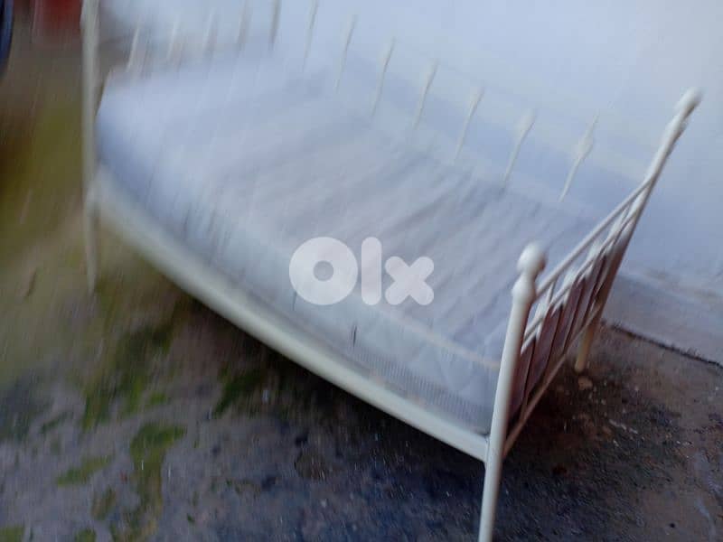 تخت akia  شبه جديد مع فرشي 2