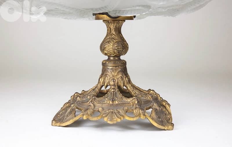 Miror scuffs to frosted glass. 4