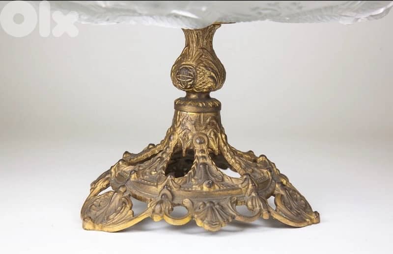 Miror scuffs to frosted glass. 7