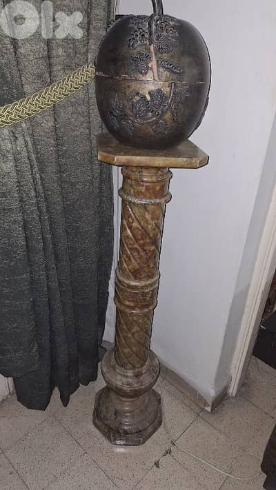 عامود من الرخام