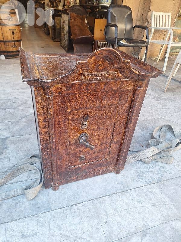 خزانة حديد انجليزية انتيك مميزة قديمة مع مفاتيح 3