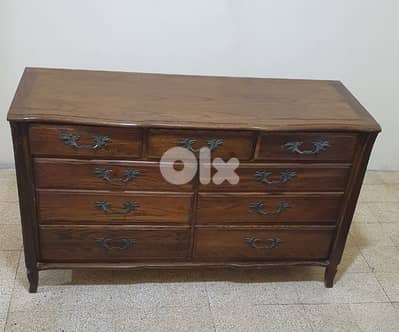 vintage French Provincial style nine-drawer dresser oldis like new 90$