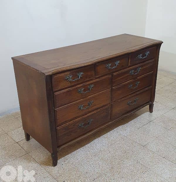 vintage French Provincial style nine-drawer dresser oldis like new 90$ 1