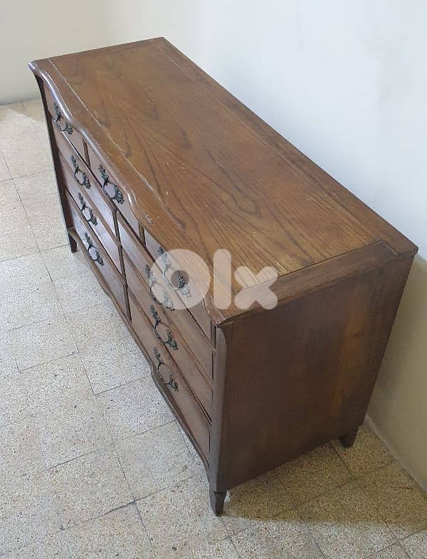 vintage French Provincial style nine-drawer dresser oldis like new 90$ 2