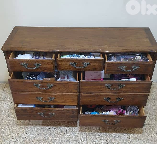 vintage French Provincial style nine-drawer dresser oldis like new 90$ 6