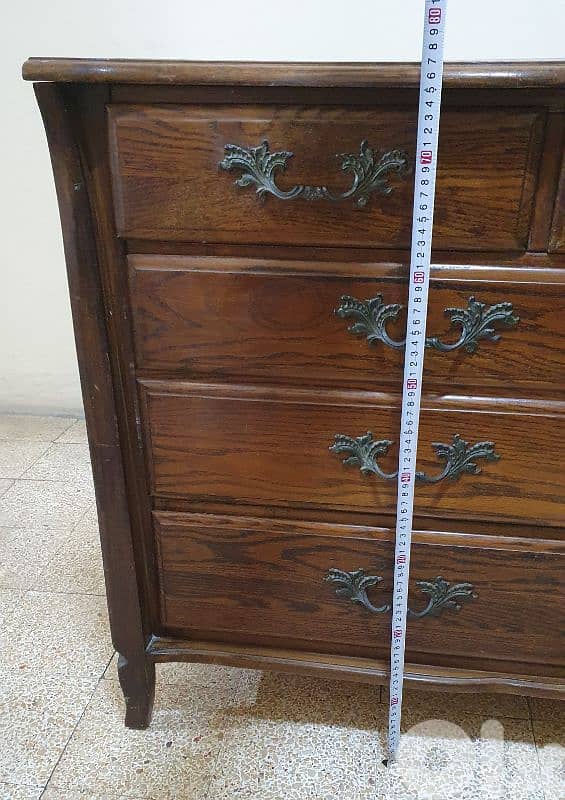 vintage French Provincial style nine-drawer dresser oldis like new 90$ 8