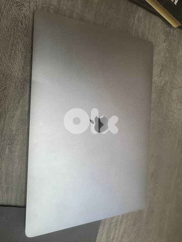 macbook 2019 16” i9 8GB graphics 1TB 2