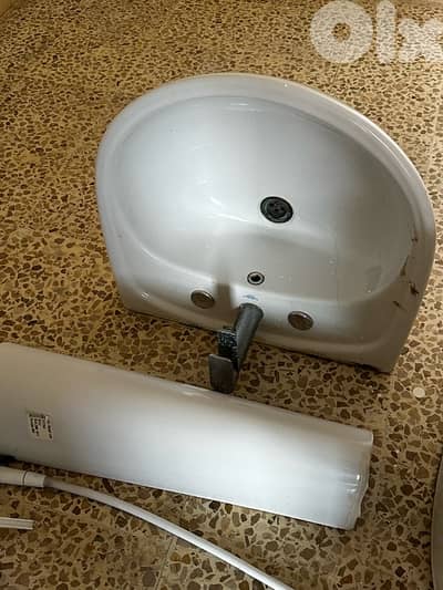sink and mirror in good condition