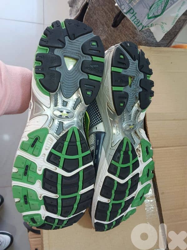 Brooks shoes size 48.5 3