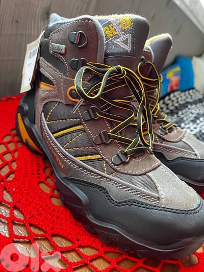water proof Hiking shoes new in tag