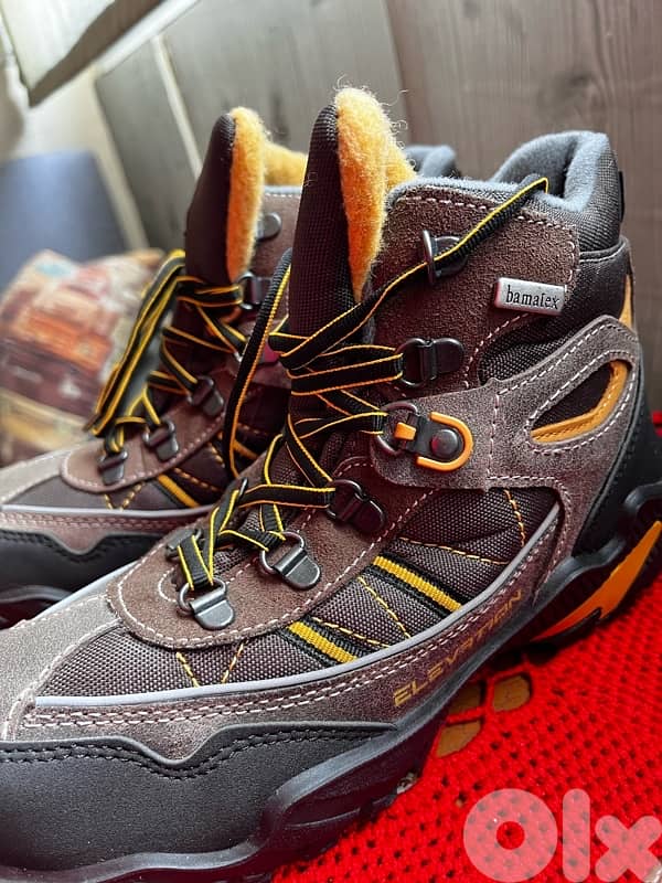 water proof Hiking shoes new in tag 1