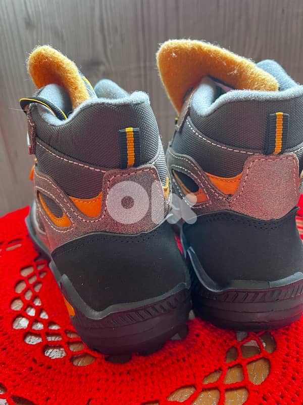 water proof Hiking shoes new in tag 3