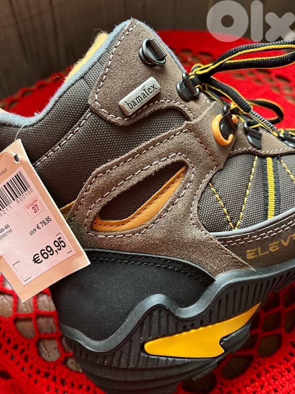 water proof Hiking shoes new in tag 4
