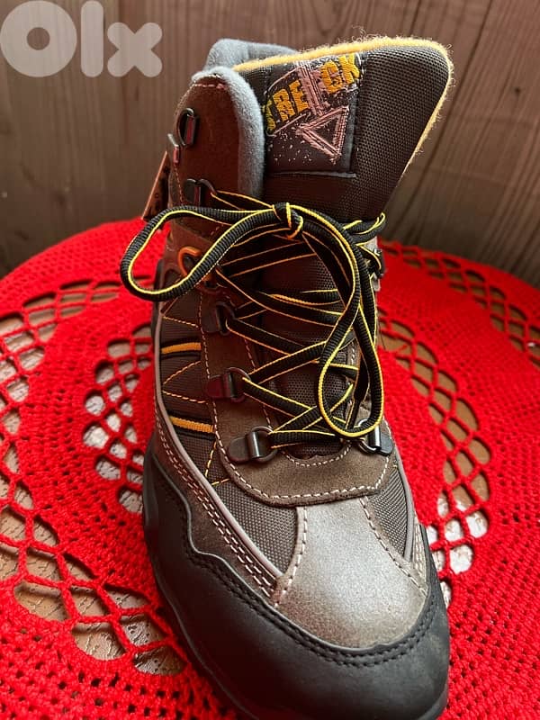 water proof Hiking shoes new in tag 5