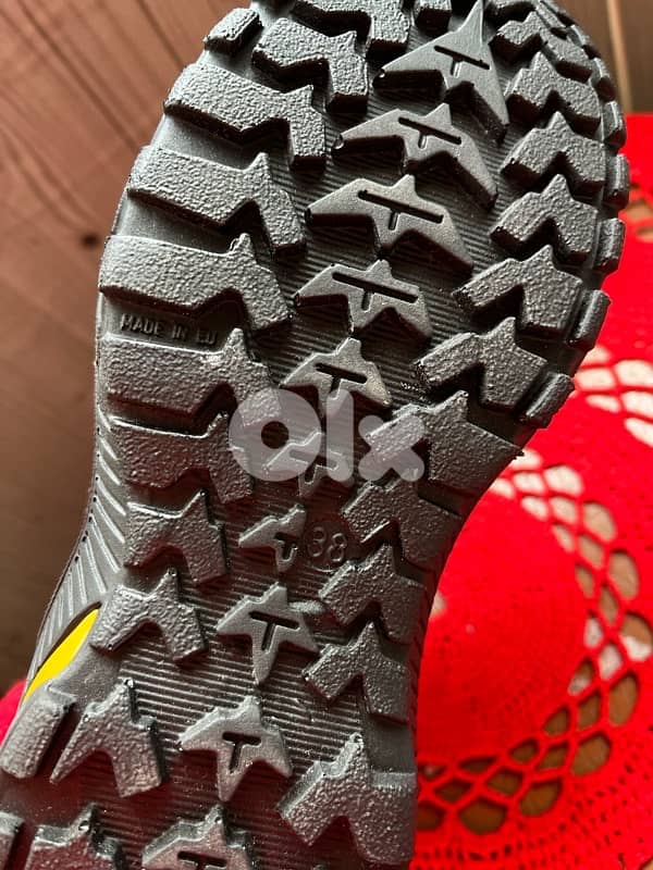 water proof Hiking shoes new in tag 6