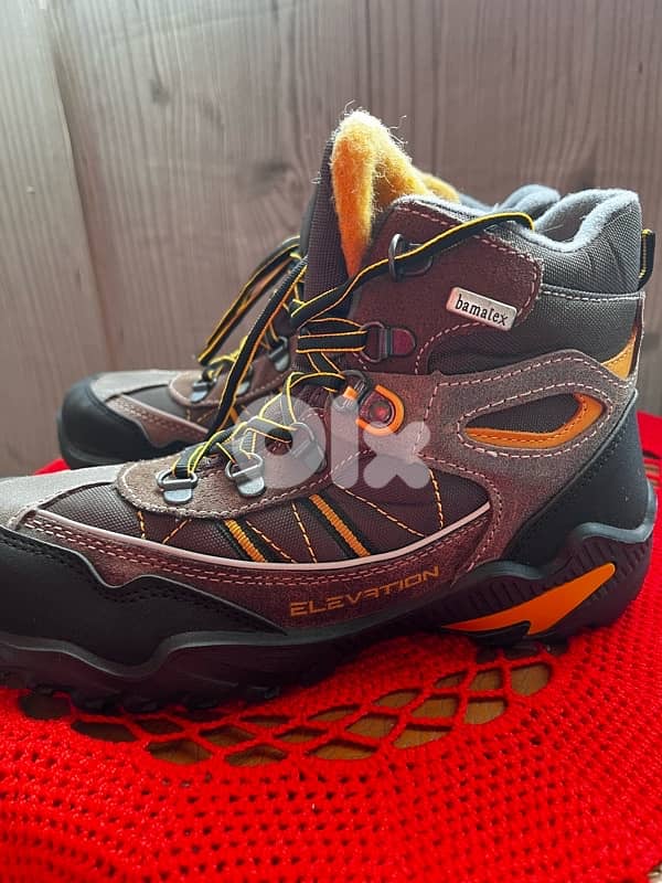 water proof Hiking shoes new in tag 8