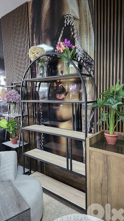 Vitrine فيترين حديد مع رفوف