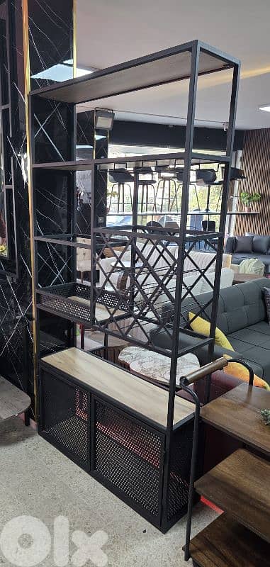 Vitrine. فيترين حديد