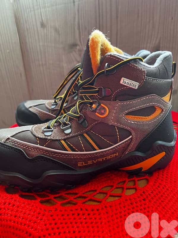 HIKING WATER PROOF NEW IN TAG 3