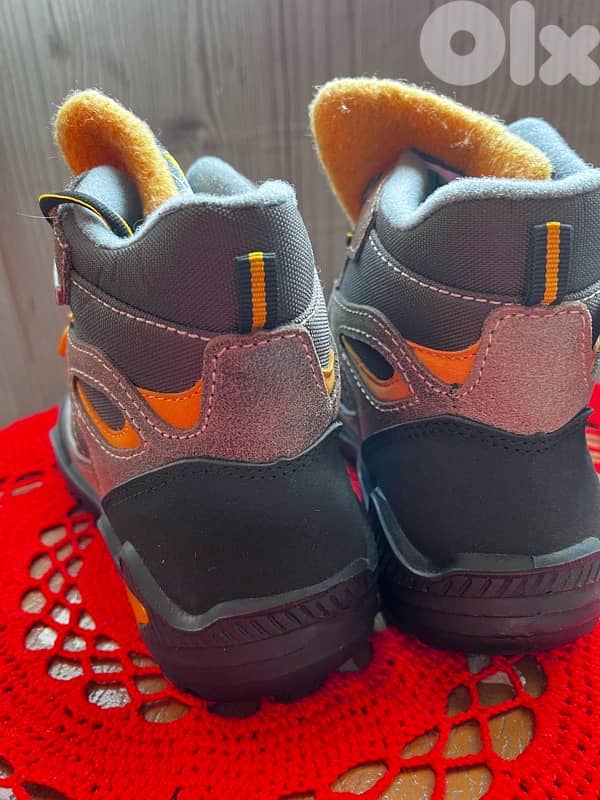 HIKING WATER PROOF NEW IN TAG 5