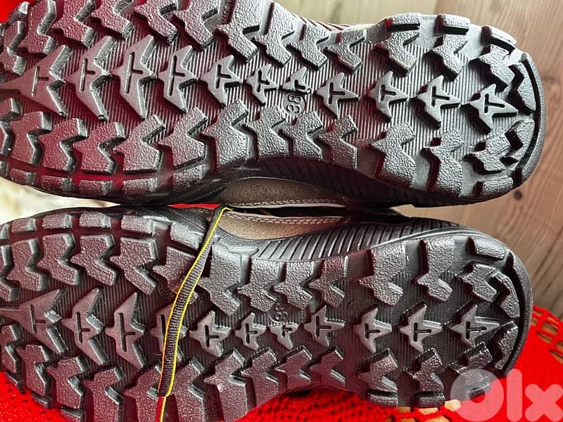 HIKING WATER PROOF NEW IN TAG 6