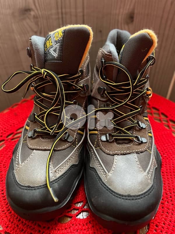 HIKING WATER PROOF NEW IN TAG 8